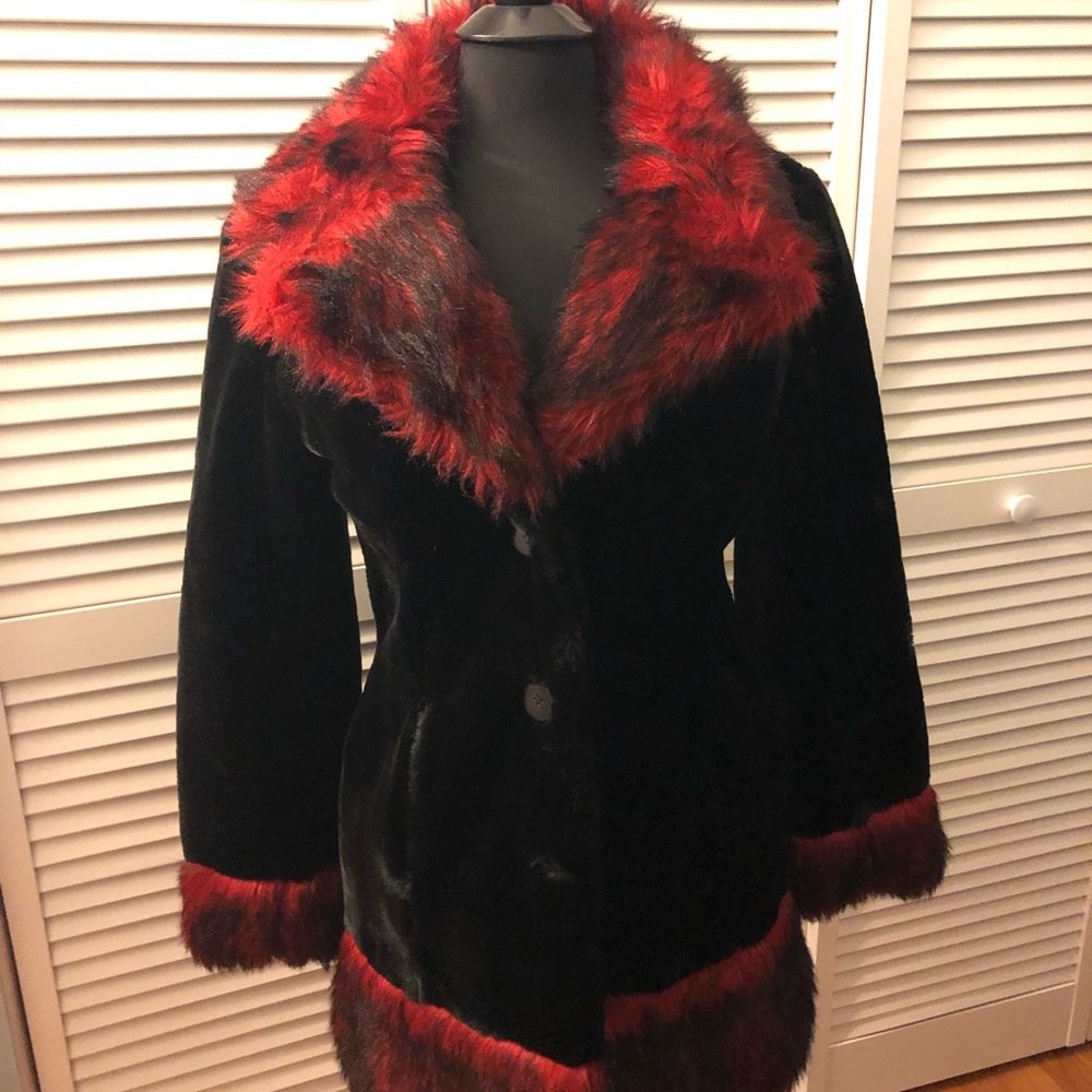 Beautiful warm fake fur coat size s/m. Black/red